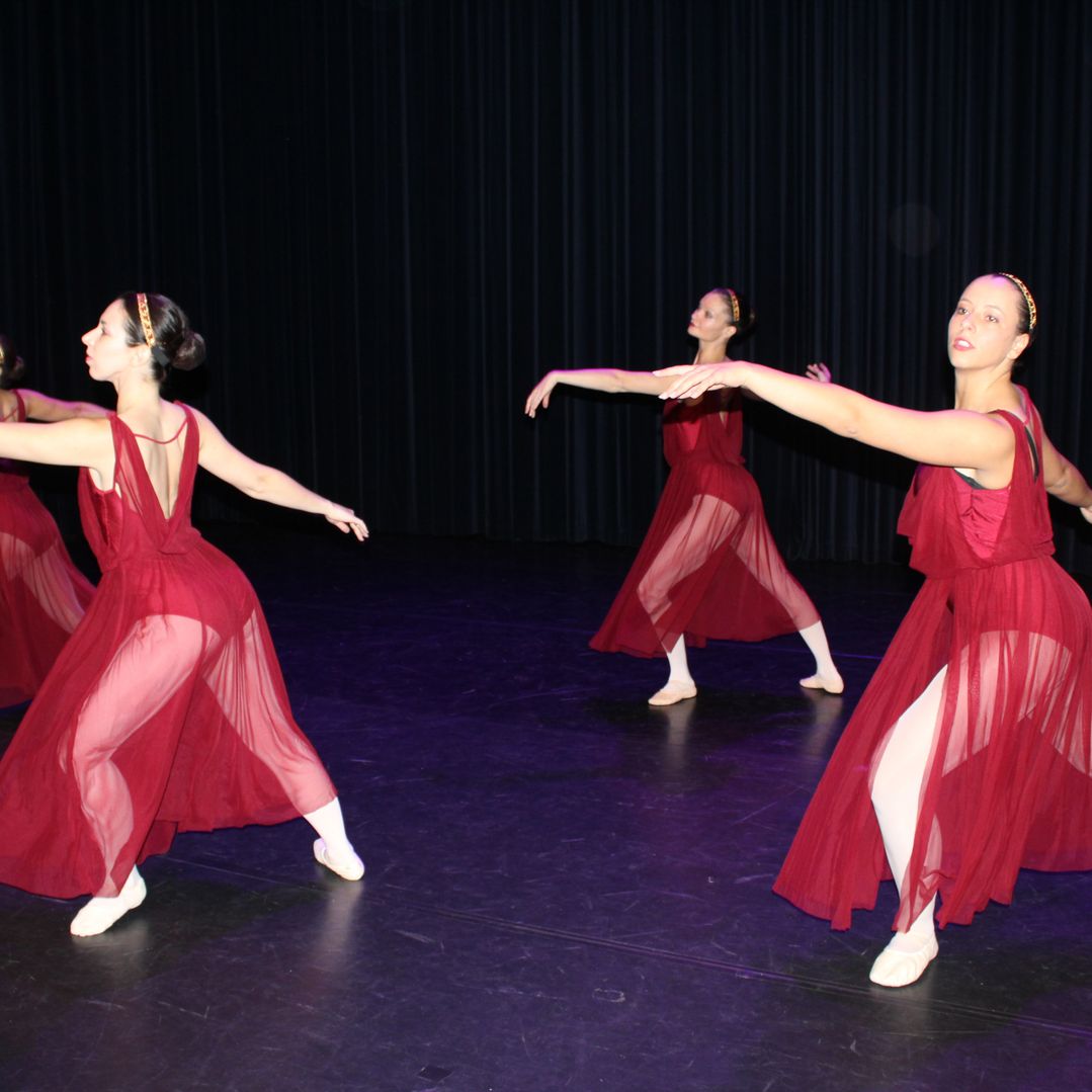 Balletdans rode jurkjes